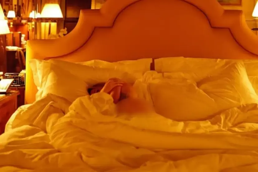 Genç sevgilisi ünlü şarkıcının yatakta çekilmiş  çıplak fotoğrafını paylaştı