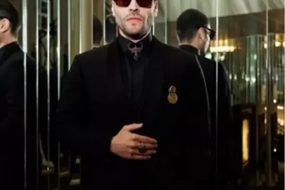 Akın Akınözü Cannes&apos;da Dedesinin İstiklal Madalyası ile Takdir Topladı