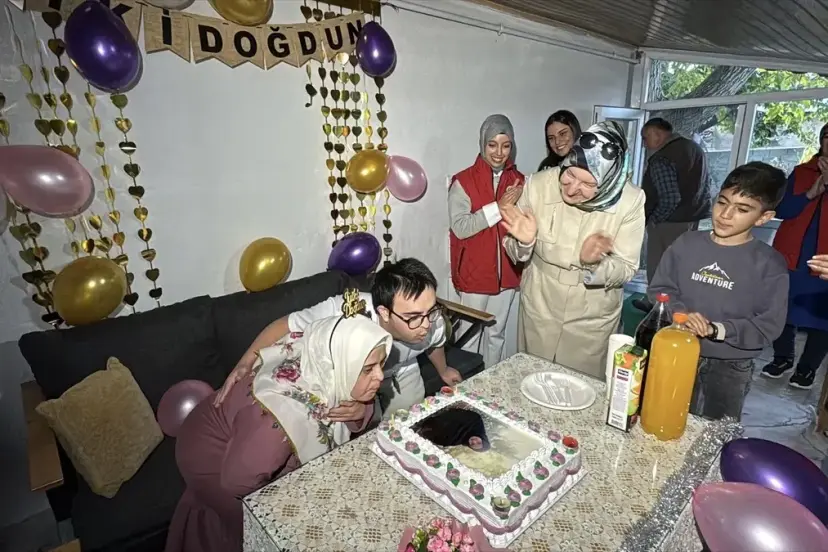 Gönüllü Gençler, Down Sendromlu Sümeyra&apos;nın Doğum Gününü Kutladı