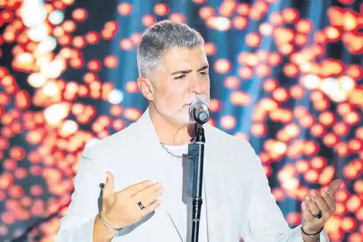 Özcan Deniz erkek hayranlarına takıldı: 'Eğlenmek sağlığa yatırımdır'